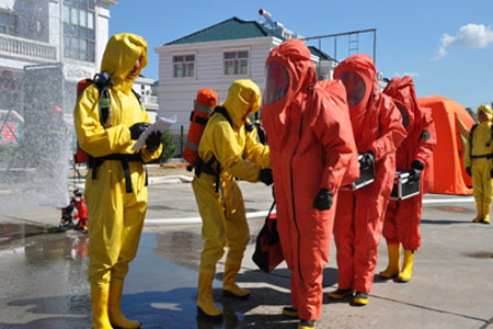 穿重型防化服對化學(xué)品泄漏進(jìn)行搶險救援