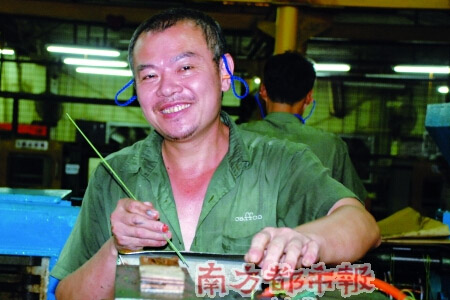 佩戴防噪音耳塞的工人正在工作