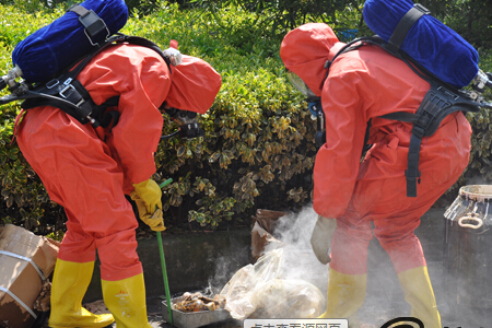 穿防化服處理化學品泄漏事故