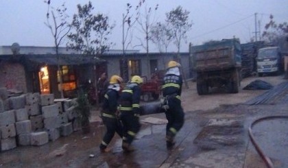 消防戰(zhàn)士搶救氧氣瓶