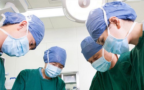 戴醫用口罩做手術的醫護人員