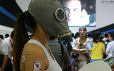 戴防毒面具抵抗霧霾圖片