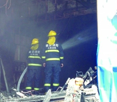 南京消防隊正在現場滅火