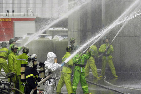 消防員背空氣呼吸器滅火救援圖片