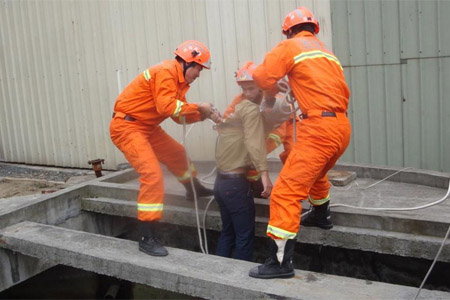 消防員正在現(xiàn)場(chǎng)搶救硫化氫中毒工人