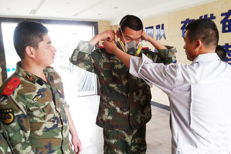 消防官兵正在試戴防毒面具，圖中防毒面具價格在200元左右