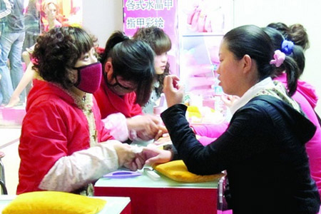 戴防毒口罩做指甲美容