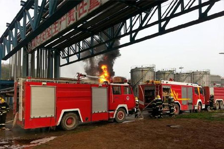 煉油廠儲存罐發生火災現場救援圖2