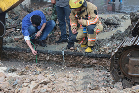 天然氣泄漏事故現場正在利用氣體檢測儀對氣體濃度進行檢測