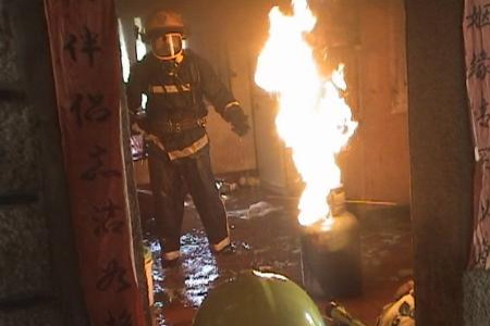 由于燃氣泄漏引發著火，消防隊員極力搶救