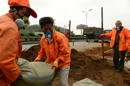 工作人員戴著防毒面具正在對泄漏四氯乙烷進行處理