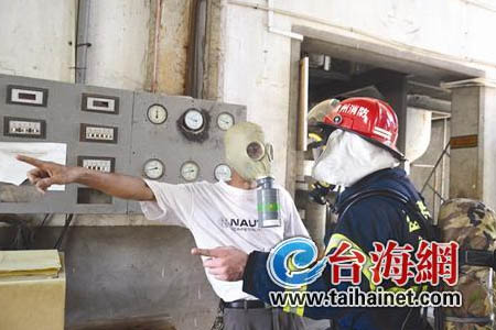 戴防毒面具處理氨氣泄漏現場圖片