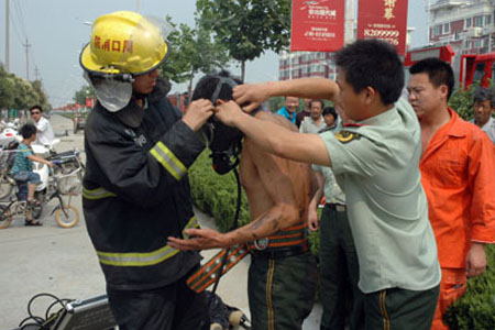 消防員戴長管呼吸器下井救援