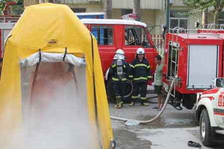 參加救援任務(wù)后對(duì)全封閉防化服進(jìn)行專業(yè)清洗