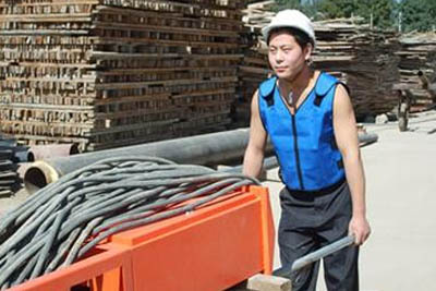 身穿降溫背心正在戶外建筑工地作業