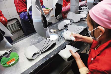 企業(yè)使用防塵口罩應(yīng)對(duì)苯中毒，完不具備防毒面具的防毒性能，不符合防護(hù)要求