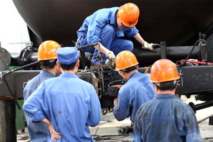 戴安全帽在工地上作業