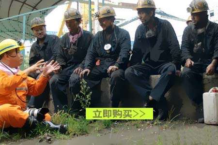 主管對煤礦工人做煤礦防塵口罩使用培訓