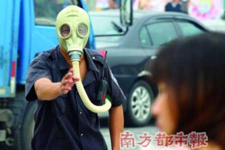 發生二氯乙烷泄漏，救援人員戴防毒面具對人群進行疏散