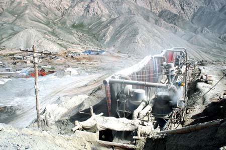 石棉粉塵環境下的工人們