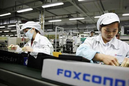 在富士康電子廠戴著防毒口罩工作的一線作業女工