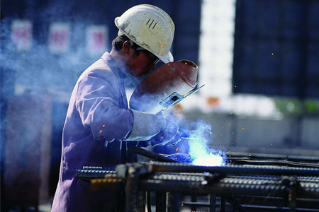 佩戴個人防護(hù)用品的電焊工人