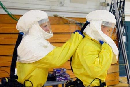 埃博拉醫(yī)護(hù)人員穿雷克蘭防護(hù)服戴送風(fēng)式頭罩預(yù)防埃博拉