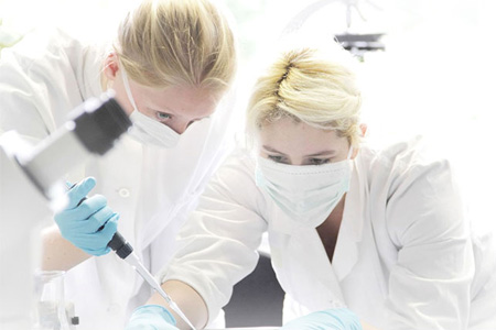 醫護人員戴醫用口罩做實驗