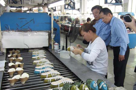 制鞋廠的工人使用含二氯乙烷的膠水粘鞋跟