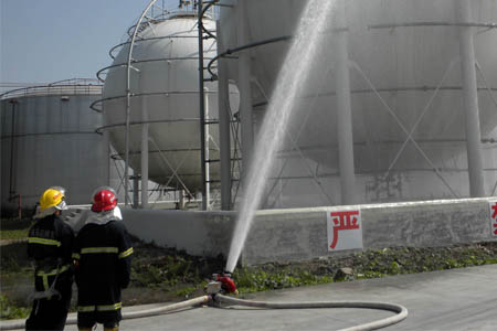 發生二甲醚儲罐發生泄漏，消防員緊急處理
