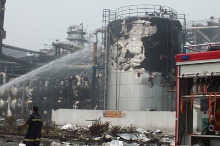 消防人員對發(fā)生爆炸的甲醇存儲罐進(jìn)行滅火救援