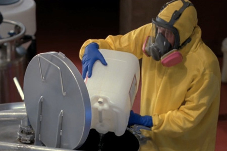 戴防毒面罩處理化學(xué)品溶劑周轉(zhuǎn)