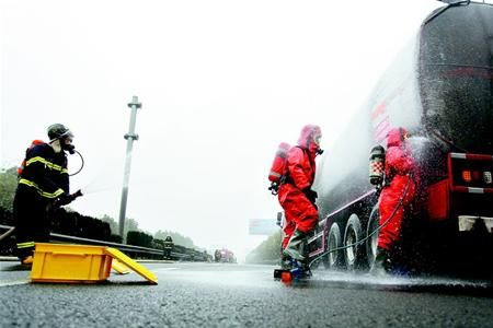 甲醇槽罐車發(fā)生泄漏消防人員應急處理