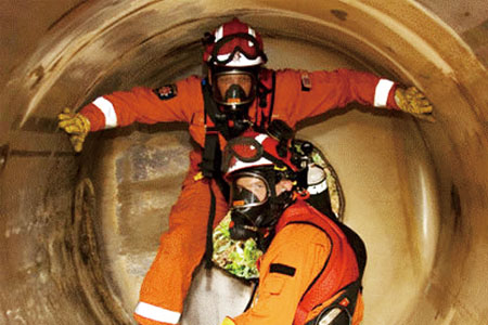 穿戴空氣呼吸器在下水道內作業