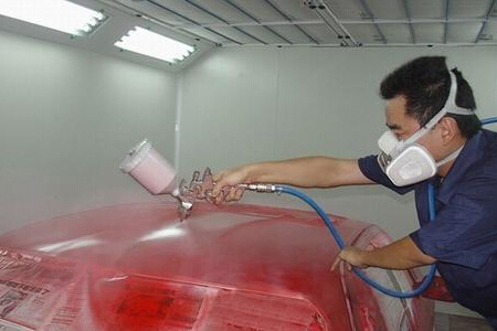 戴防毒口罩對汽車蓋噴漆作業