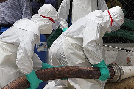 醫療護理人員佩戴埃博拉防護用品處理疫情