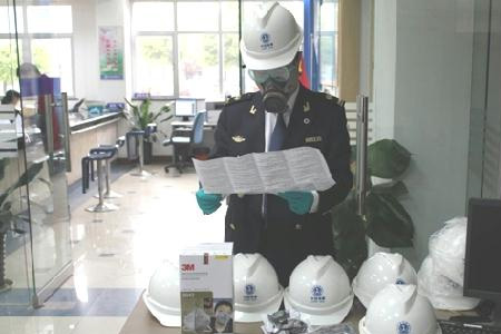 環境監測人員佩戴個人防護用品對有毒物品檢測