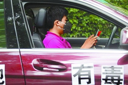 戴防毒口罩預防汽車尾氣對人體傷害