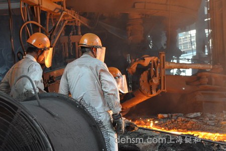 拉鋼工人戴耐高溫面罩防護用品作業(yè)