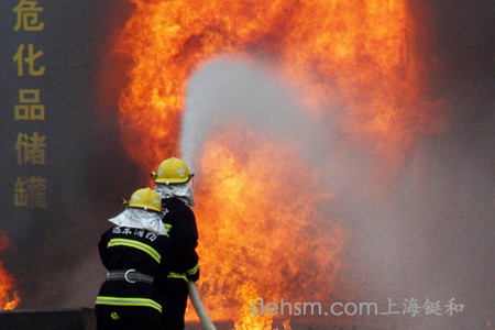消防員對危險化學品儲罐爆炸現場救援