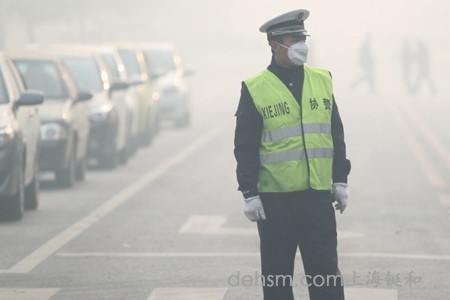 協(xié)戴防霧霾口罩執(zhí)勤
