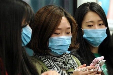 美女戴醫用外科口罩乘坐地鐵