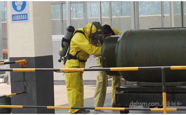 危險(xiǎn)化學(xué)品泄露救援人員穿戴防化服救援現(xiàn)場