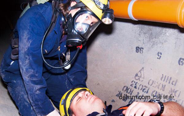 受限空間作業(yè)佩戴空氣呼吸器救援