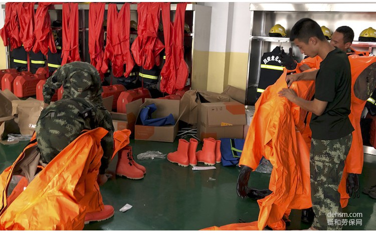 穿戴杜邦Tychem6000FR氣密阻燃防化服參與演習