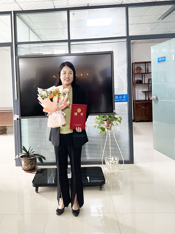 銷售部經(jīng)理徐瑾女士.jpg
